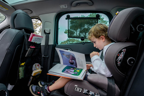 Occuper les enfants pendant les longs trajets en voiture avec des jeux, de la lecture, de la musique pour les faire patienter. 