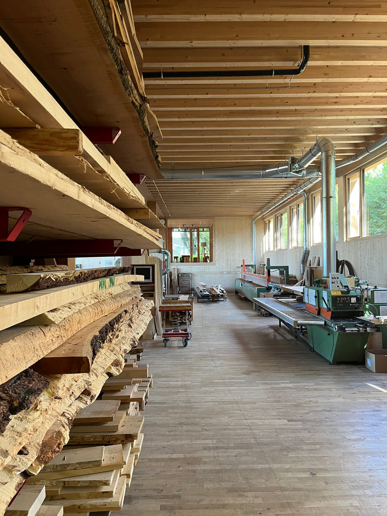 Tischlerei Feldkircher aus Dornbirn/Vorarlberg verarbeitet nur massivholz. Logisch, dass die eigene Tischlerei auch aus Holz gebaut wurde.