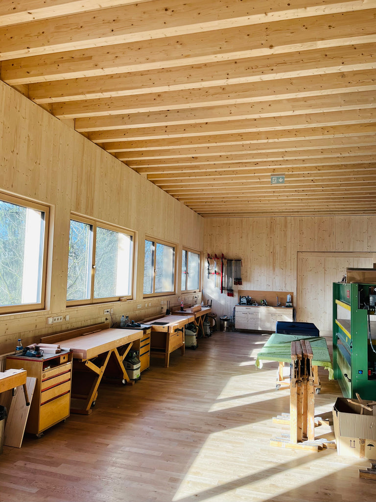 Im Innenraum der Tischlerei Feldkircher aus Dornbirn/Vorarlberg besteht alles aus Holz. Der Boden hat ein Eichenparkett und die Außenwände wurden mit einer Dreischichtplatte aus Fichte verkleidet.