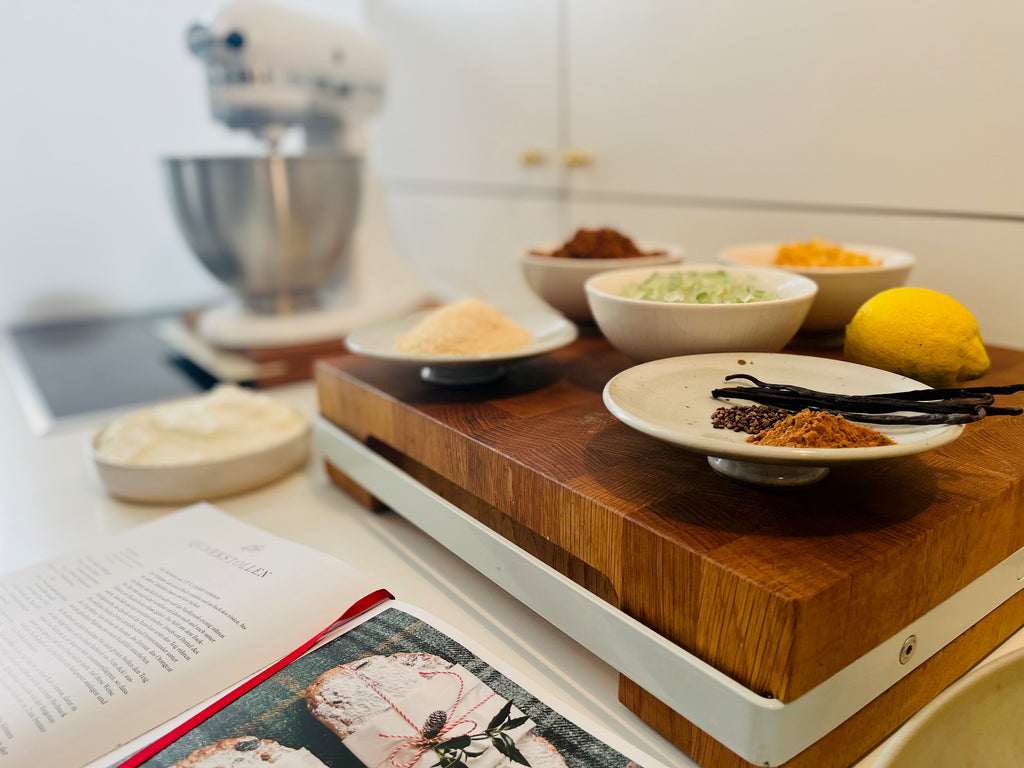 Mise en place für einen Quarkstollen. Vorbereitung ist alles. Alle Zutaten abgewogen und schnell griffbereit. Der Hackblock Gustav eignet sich dazu perfekt.