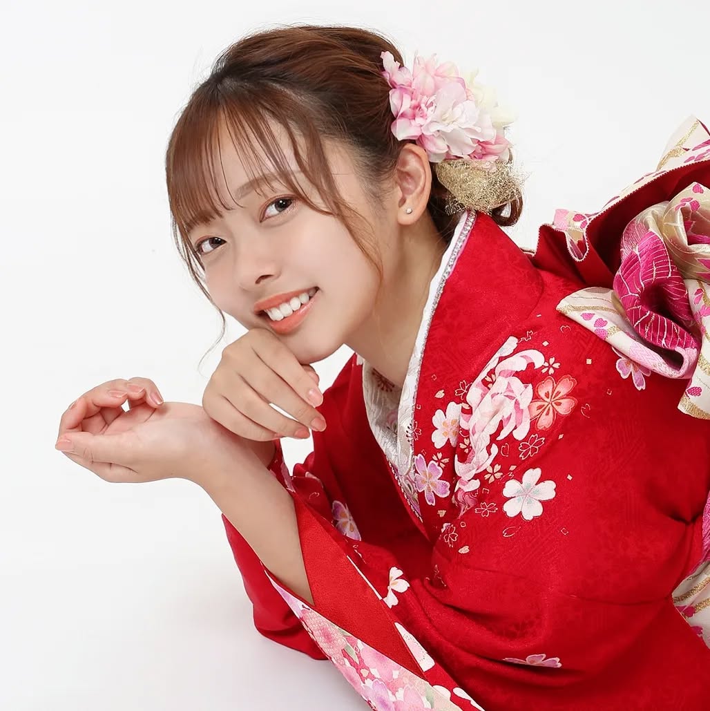 赤い振袖を着て微笑む女性のアップ写真