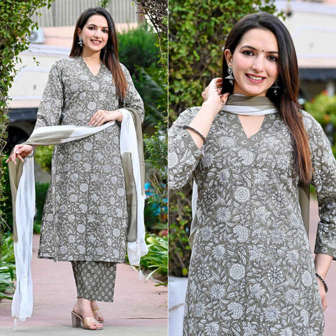 Very Pretty and Beautiful Plain Suit With Contrast Heavy Dupatta||Plain  Punjabi Suit Designs - YouTube