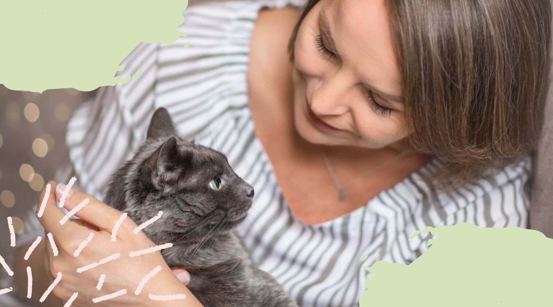 Katzenpsychologin Kerstin umarmt ihren Kater.