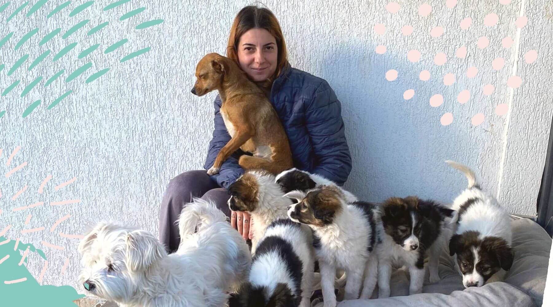 Tierheimmitarbeiterin Julia mit Straßenhunden in Rumänien.
