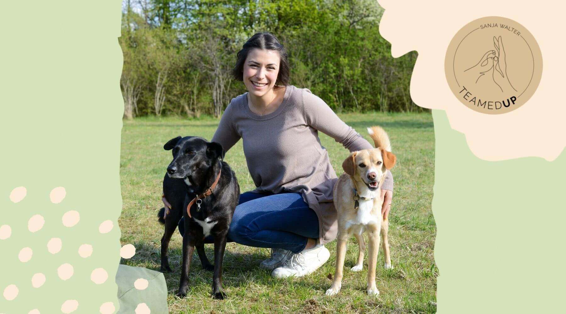 Sanja von Teamedup Hundetraining sitzt mit zwei Hunden in der Wiese im Sommer.