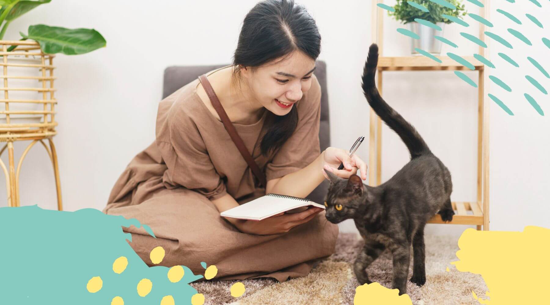 Katzenbesitzerin streichelt ihre Katze und schreibt in ihr Notizbuch.