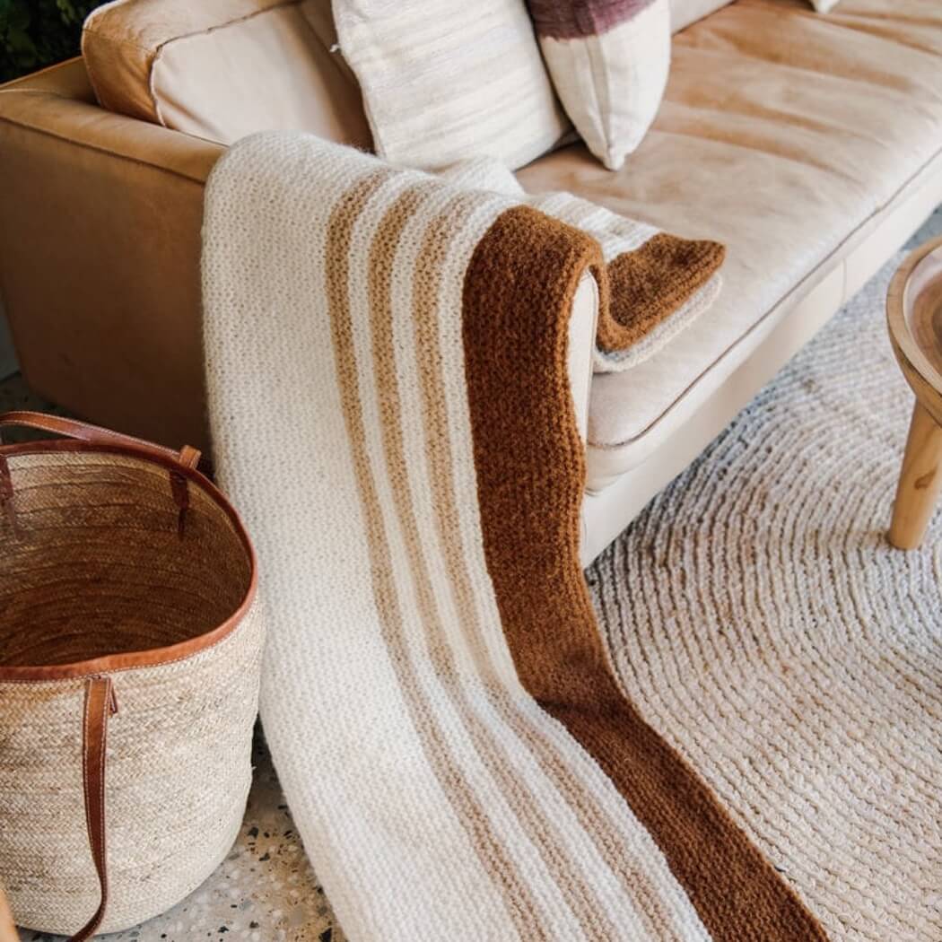 cos din materiale naturale pentru paturi si perne decorative langa canapea
