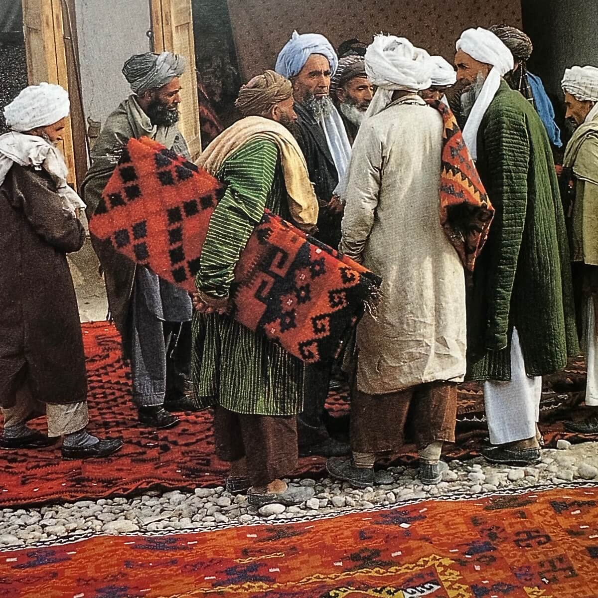 negociere in piata de covoare kilim din Afghanistan