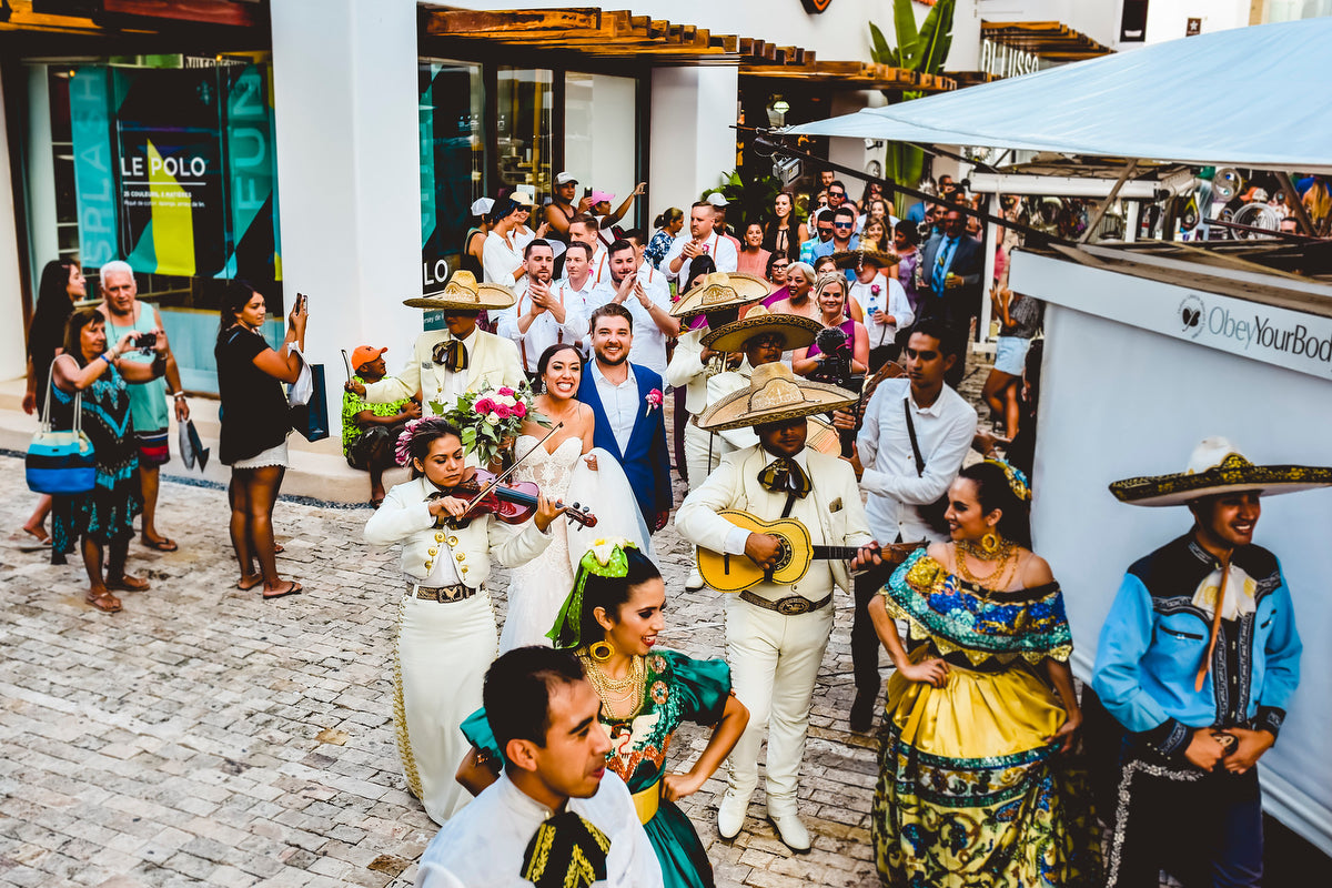 Newlyweds with the mariachis at Fifth avenue in Playa del Carmen