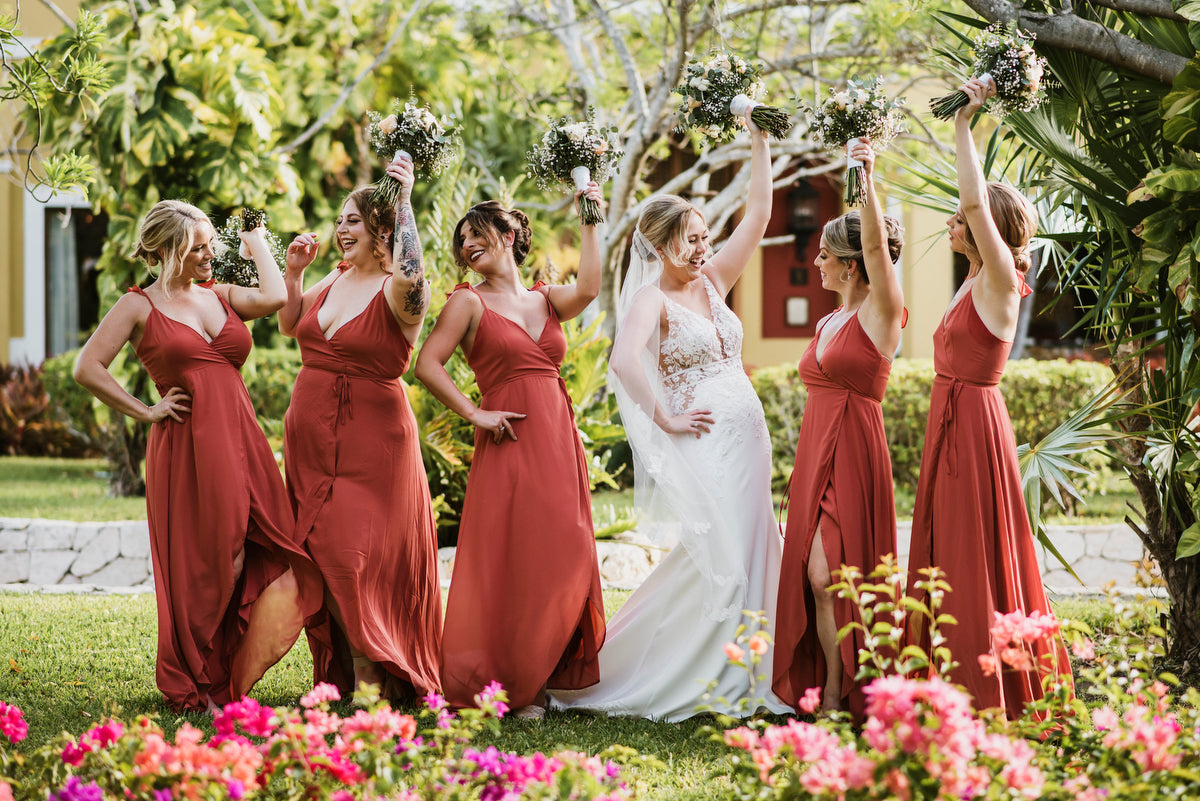 Bridesmaids with nice dress at the gardens of Valentin Imperial