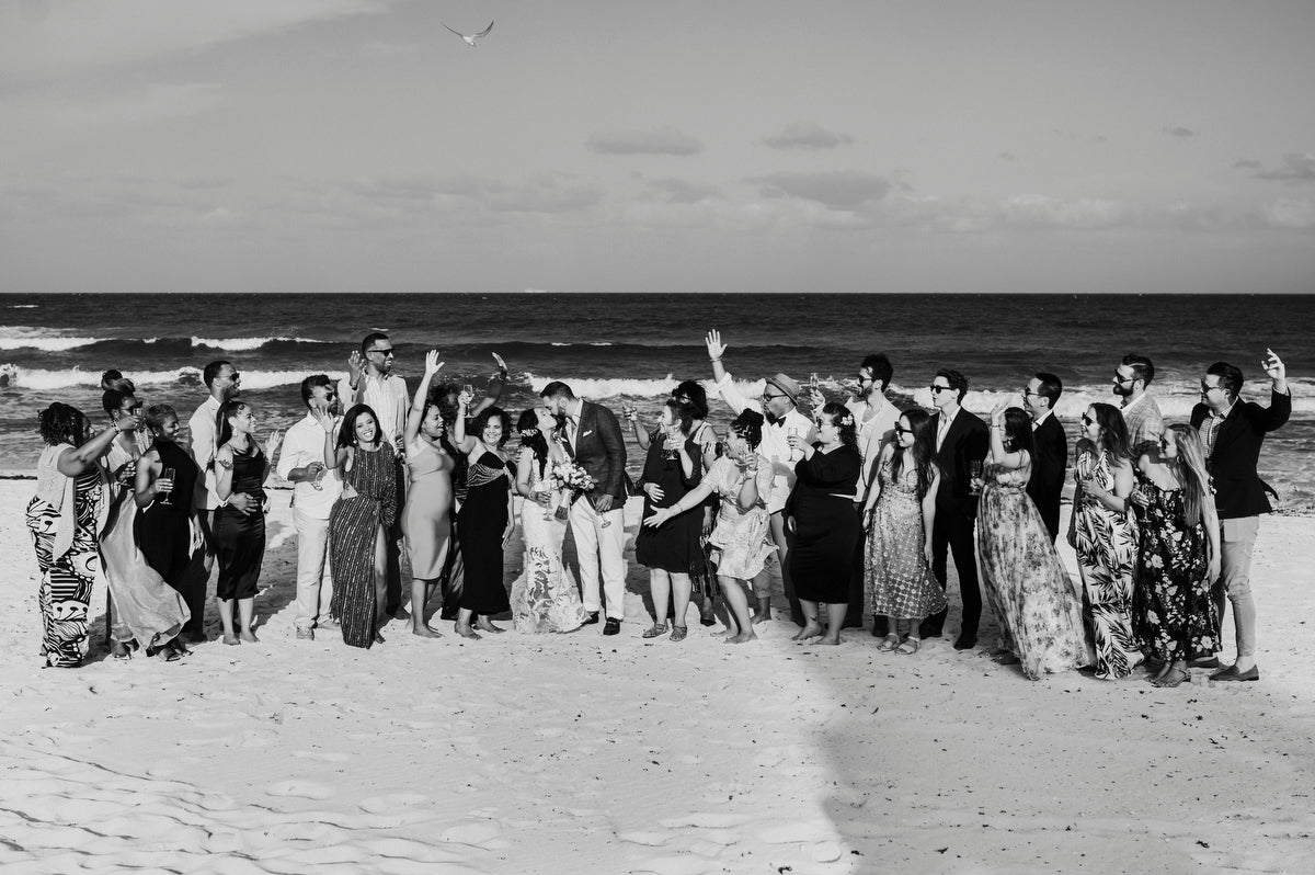 Group photo of all the guest of the wedding at Valentin Maya