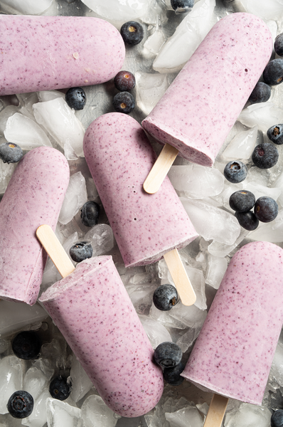 berry-yogurt-popsicles