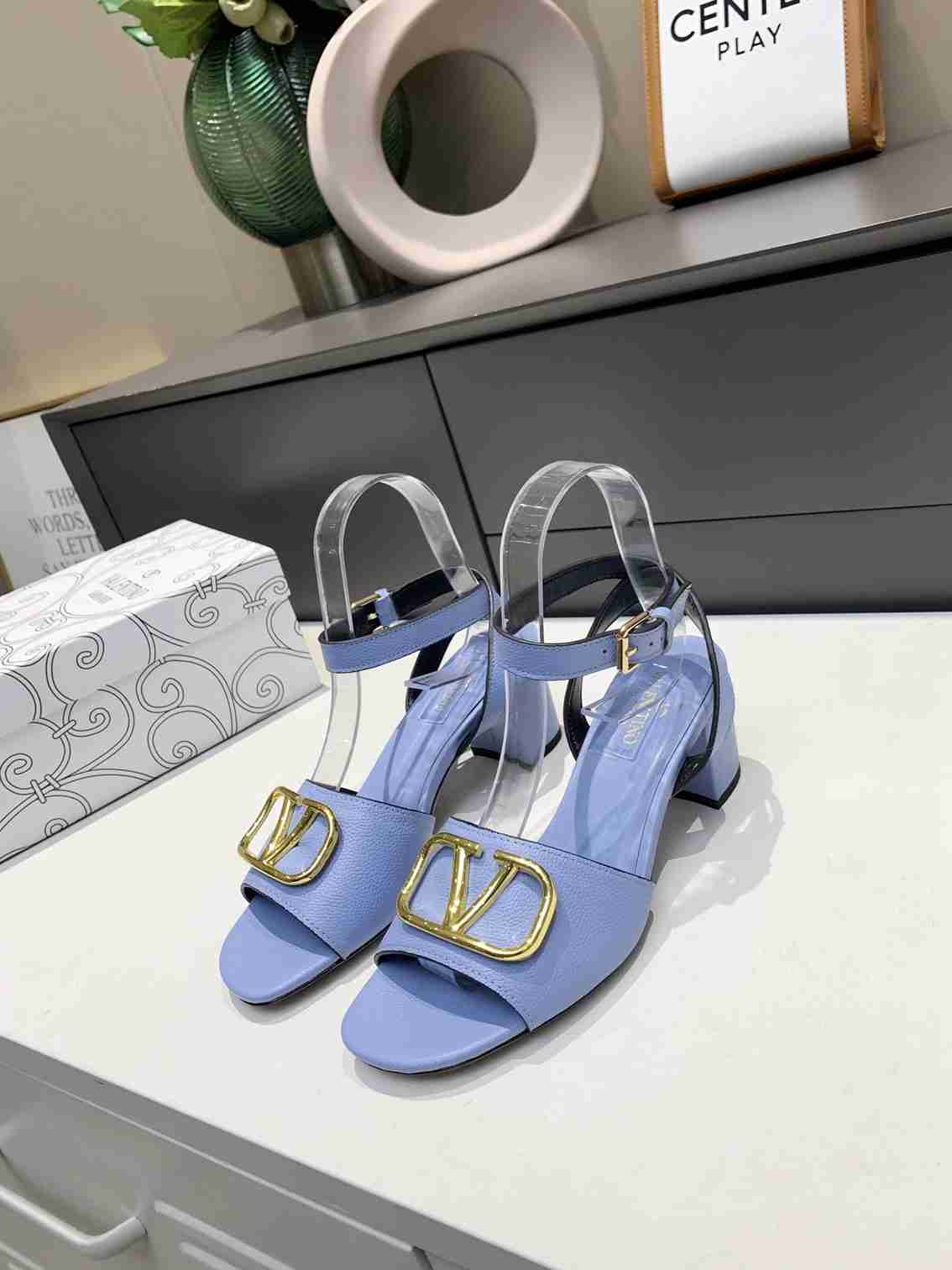 Valentino Sandals New Trend Versatile Casual High Heel Sandals Logo Buckle Calfskin Low Heel Slipper