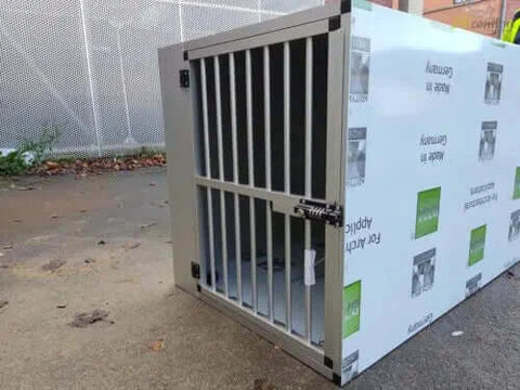 Aluminium bench voor honden van dakloze zijaanzicht