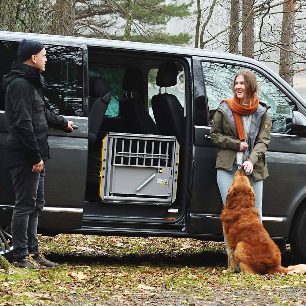 Démonstration de la cage de transport Multicage avec un chien en sortie