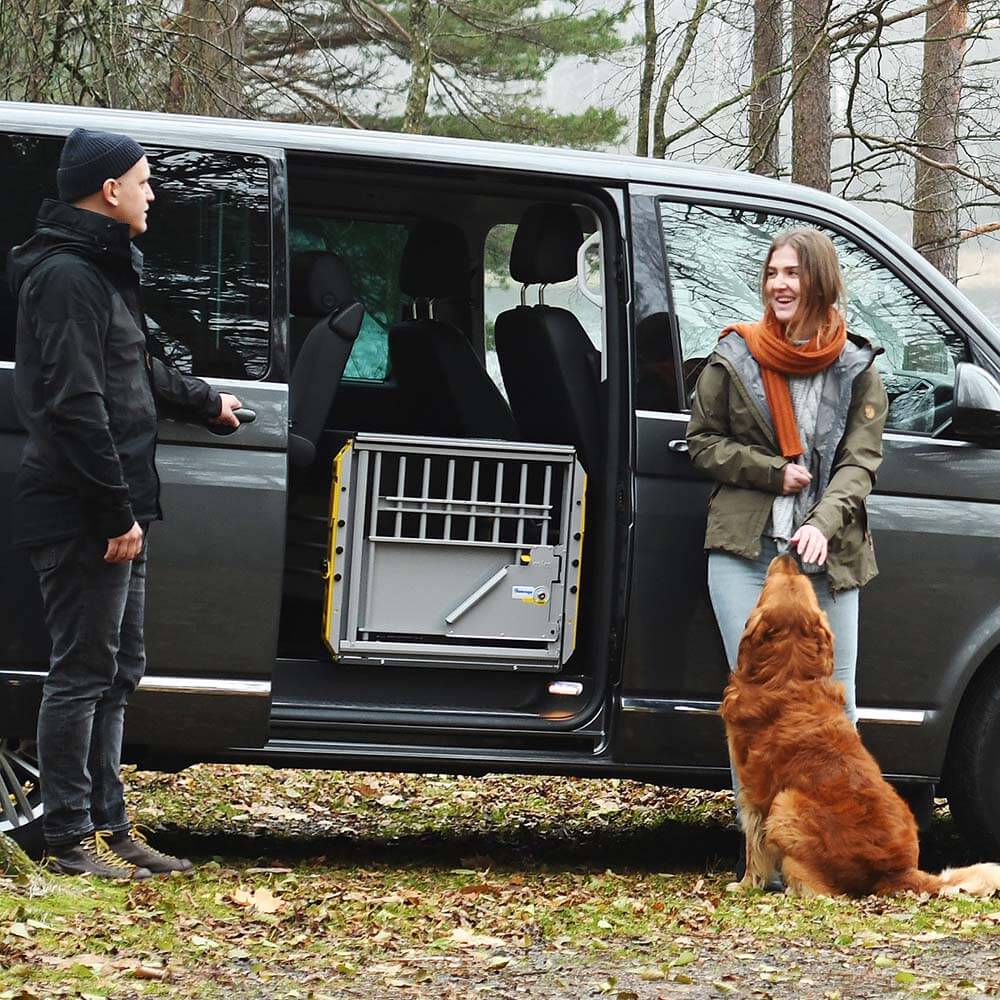 Multicage autobench demo met hond op uitstap