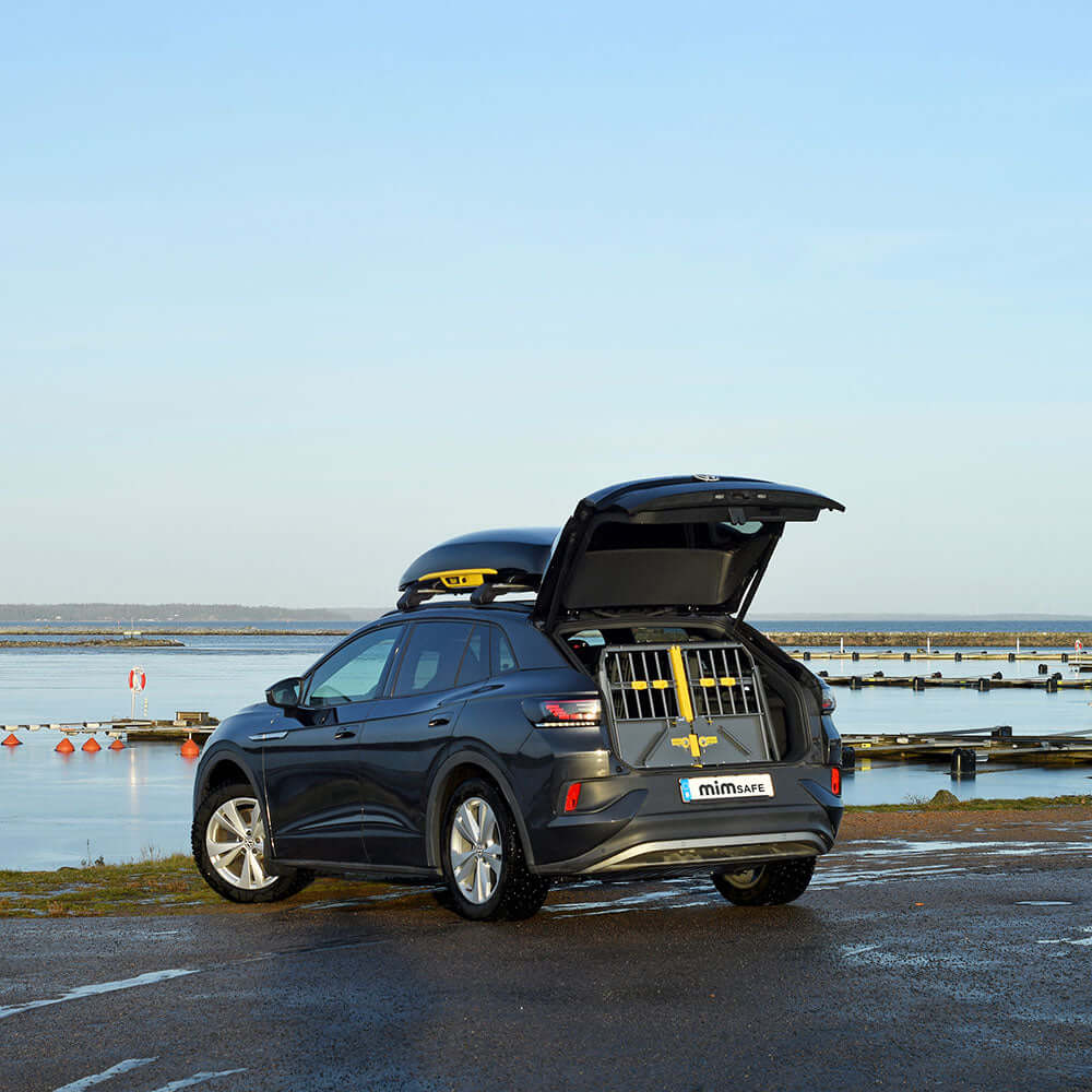 Voiture au bord de l'eau avec coffre de toit MimSafe et cage de transport Variocage