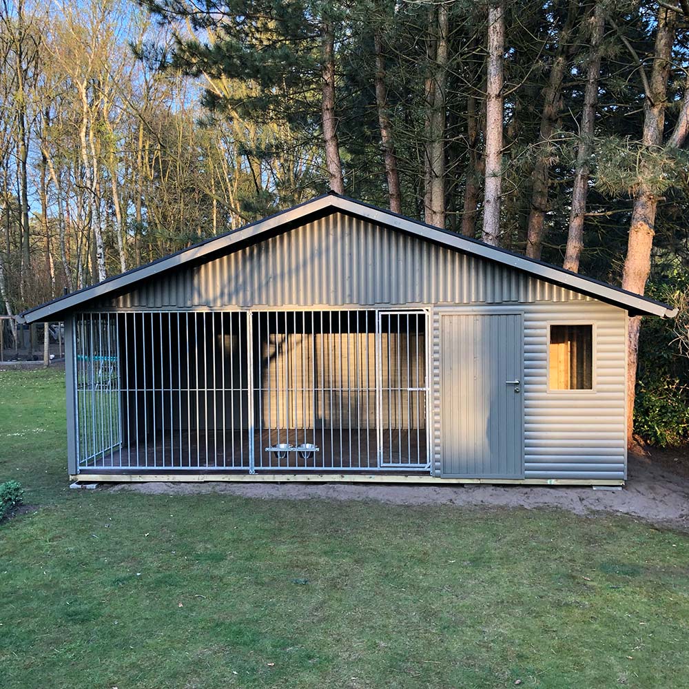 Hondenhut met grote kennel en kleine opslagplaats