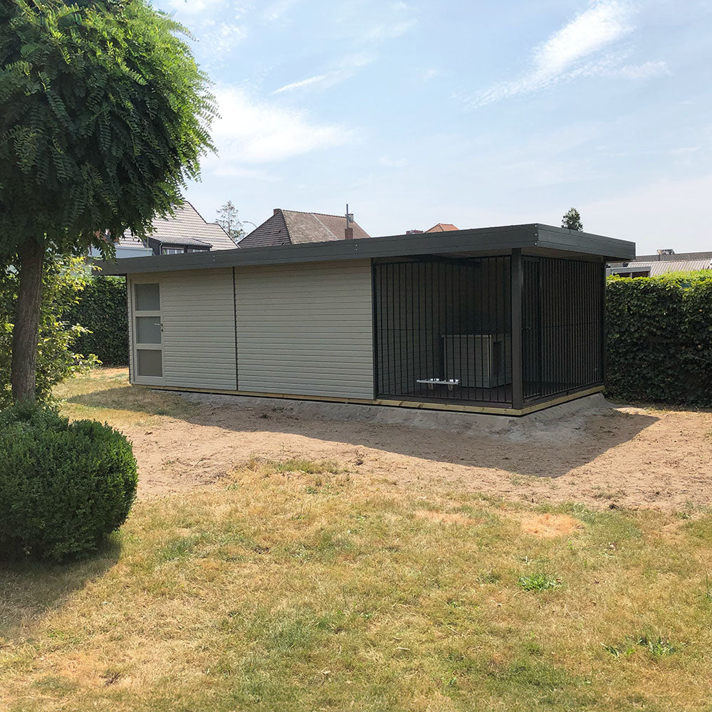 Grote hondenhut met opslagplaats en kennel met hondenhok