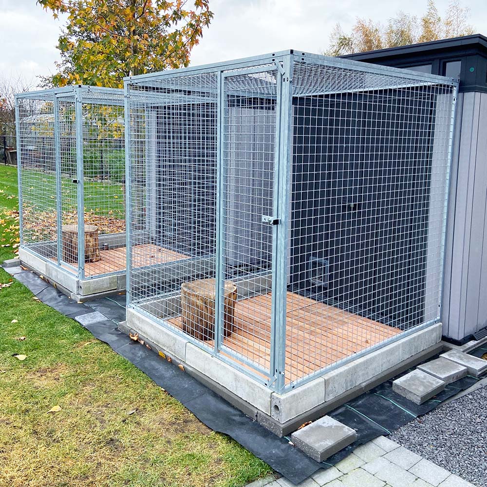 Kennel met dak, bodem en hondenhok