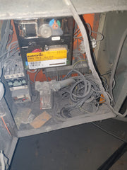 废弃的 TMG 控制盒，覆盖着粉末涂料