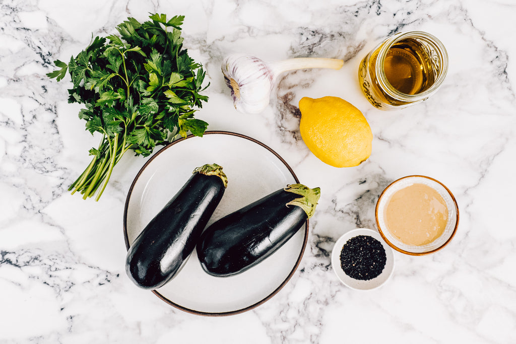 Baba Ghanoush mit frischen Zutaten zubereiten