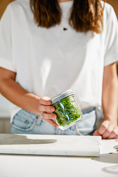 Kräuter im Oleni Mason Jar 0.3 L frisch halten