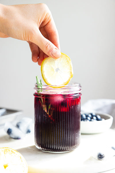 Blueberry Mocktail mit Zitrone im Ripple Mason Glas