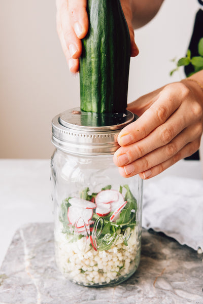 Salat mit dem Multistyler direkt ins Glas reiben