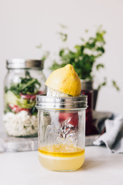 Zitronensaft fürs Salatdressing direkt ins Glas pressen