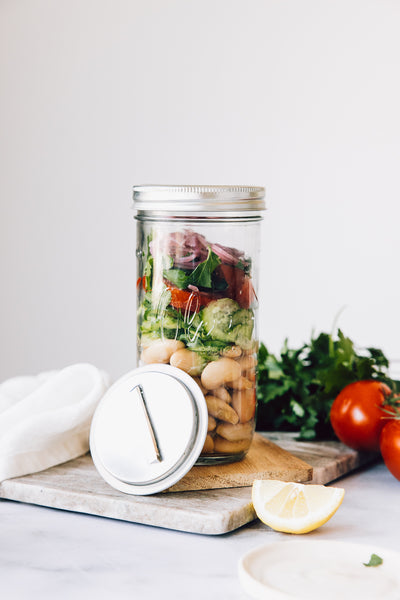 Salat im Glas als sättigendes Mittagessen