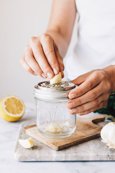 Knoblauch direkt ins Glas reiben