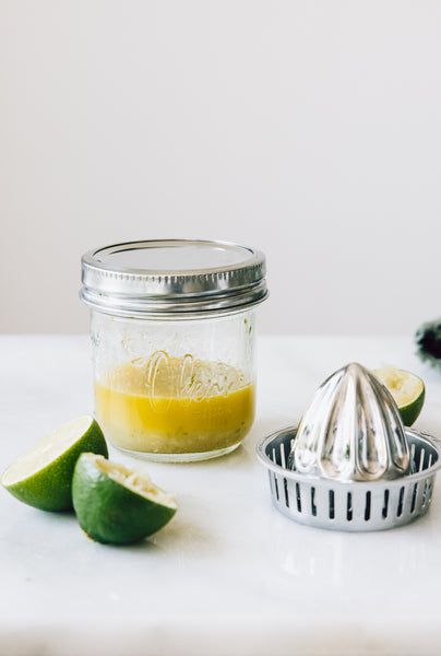 Salat Dressing mit der Zitronenpresse direkt ins Glas 