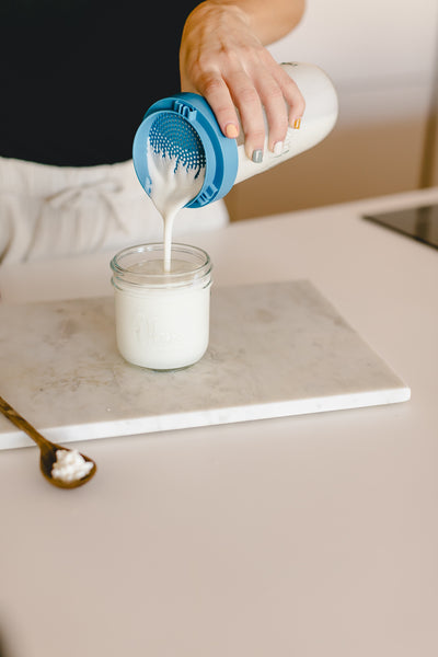 Milchkefir im Glas mit Kefirdeckel