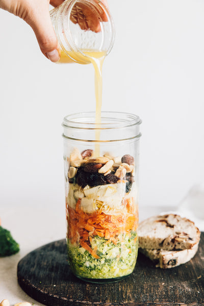 Salat to Go: Salatsauce in einem kleine Glas oder der Lunchbox mitnehmen