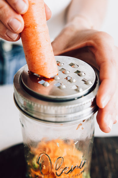 Karotten mit der 4-in-1-Reibe direkt ins Glas rasplen