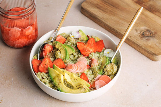 Quinoa Salat mit Avocado & Erdbeeren – glutenfrei & sommerlich