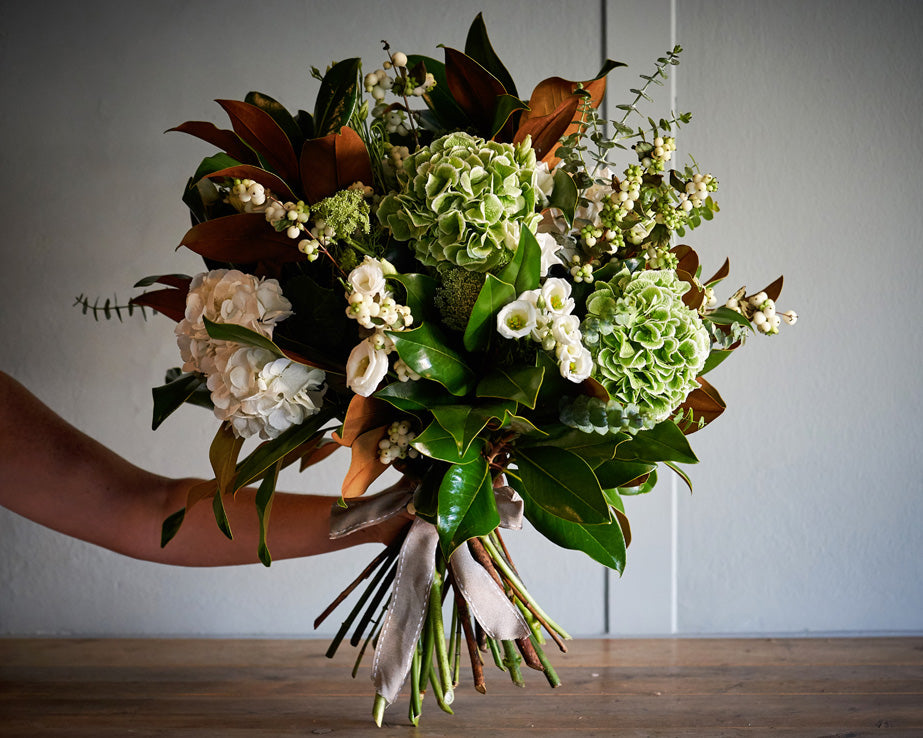 Ramo Grande con hortensias y flor variada, color blanco y verde – Távola  Floral Design