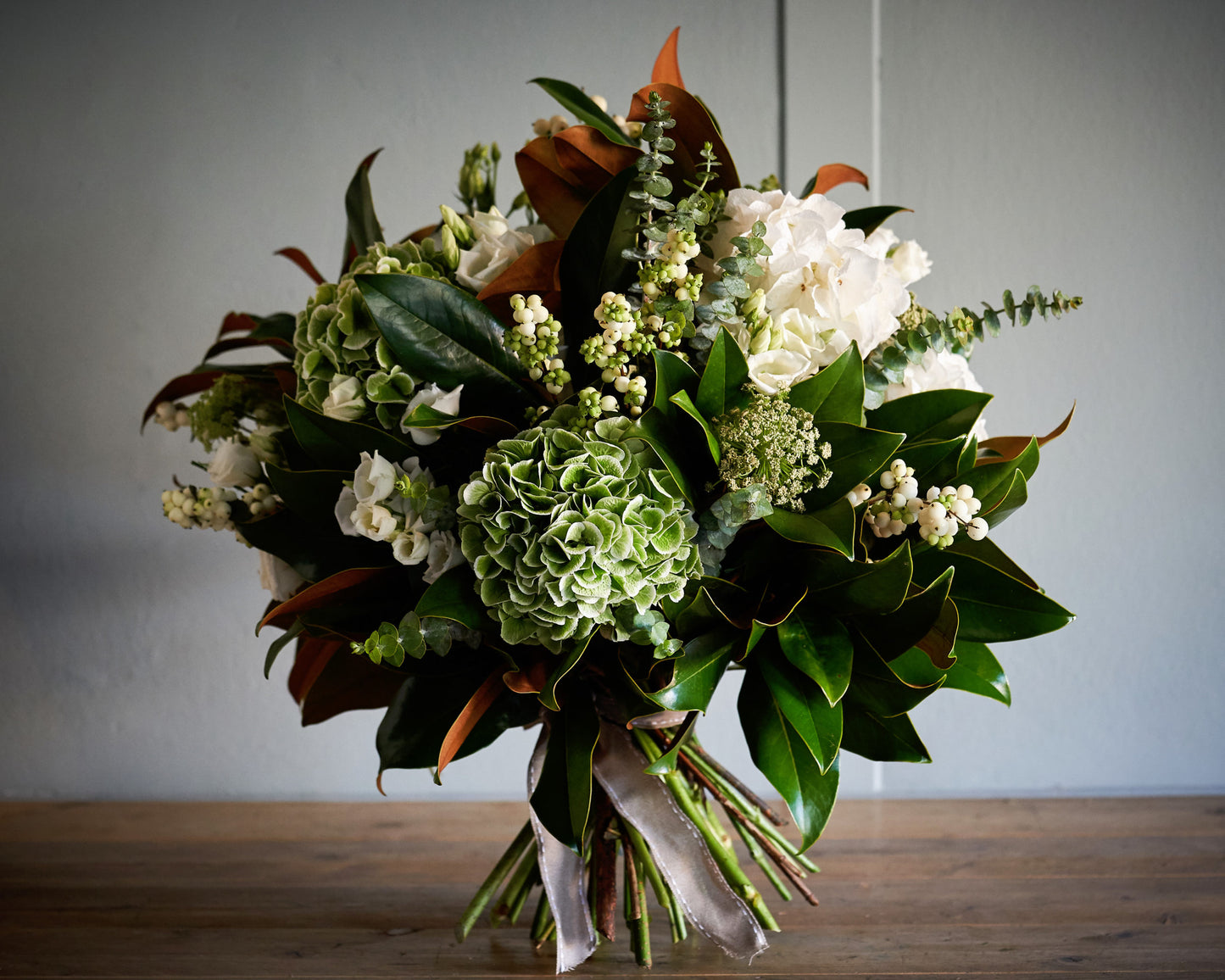 Ramo Grande con hortensias y flor variada, color blanco y verde – Távola  Floral Design