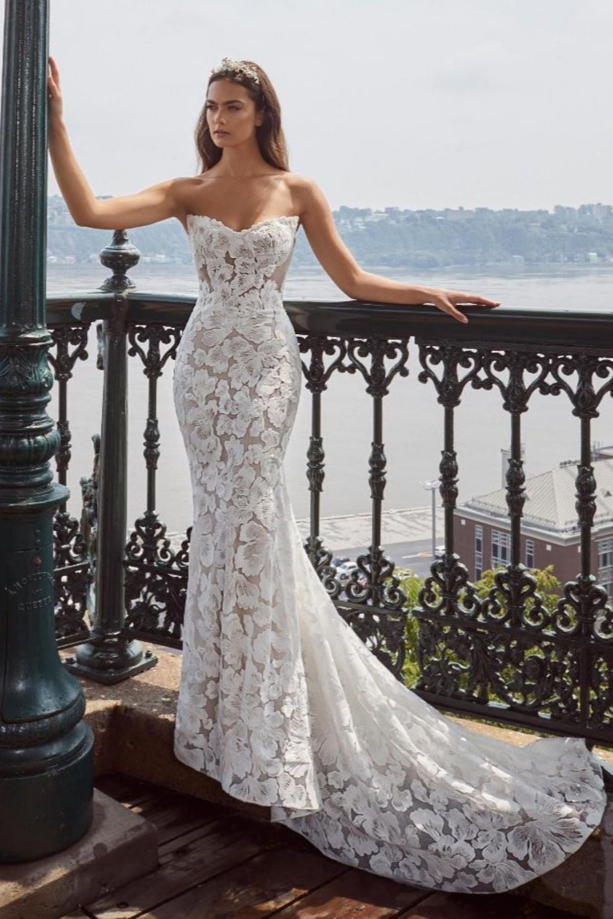 124108-Sexy Strapless Wedding Dress with Lace and Sweetheart Neckline2.jpg__PID:5fe081bd-0dd6-4808-ad2d-882191c5c4ca