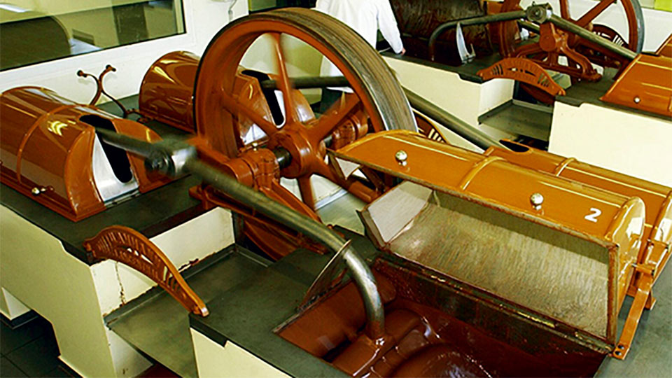 A vintage conche machine grinding chocolate.