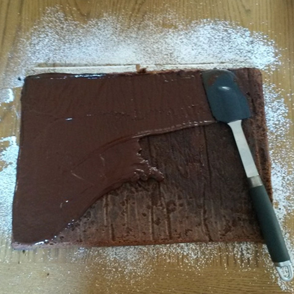 Spreading chocolate on the roulade