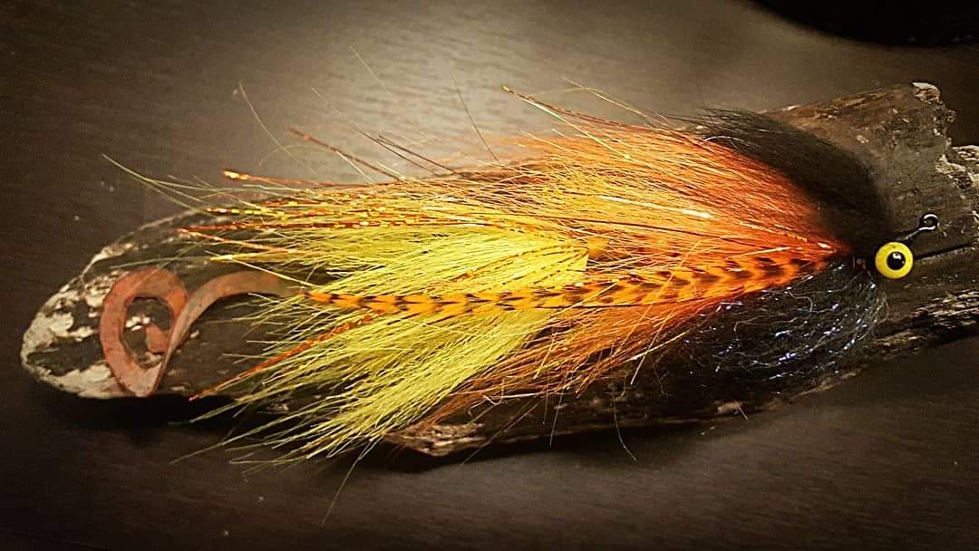 Tying a Big fly for pike from a sponge and feathers