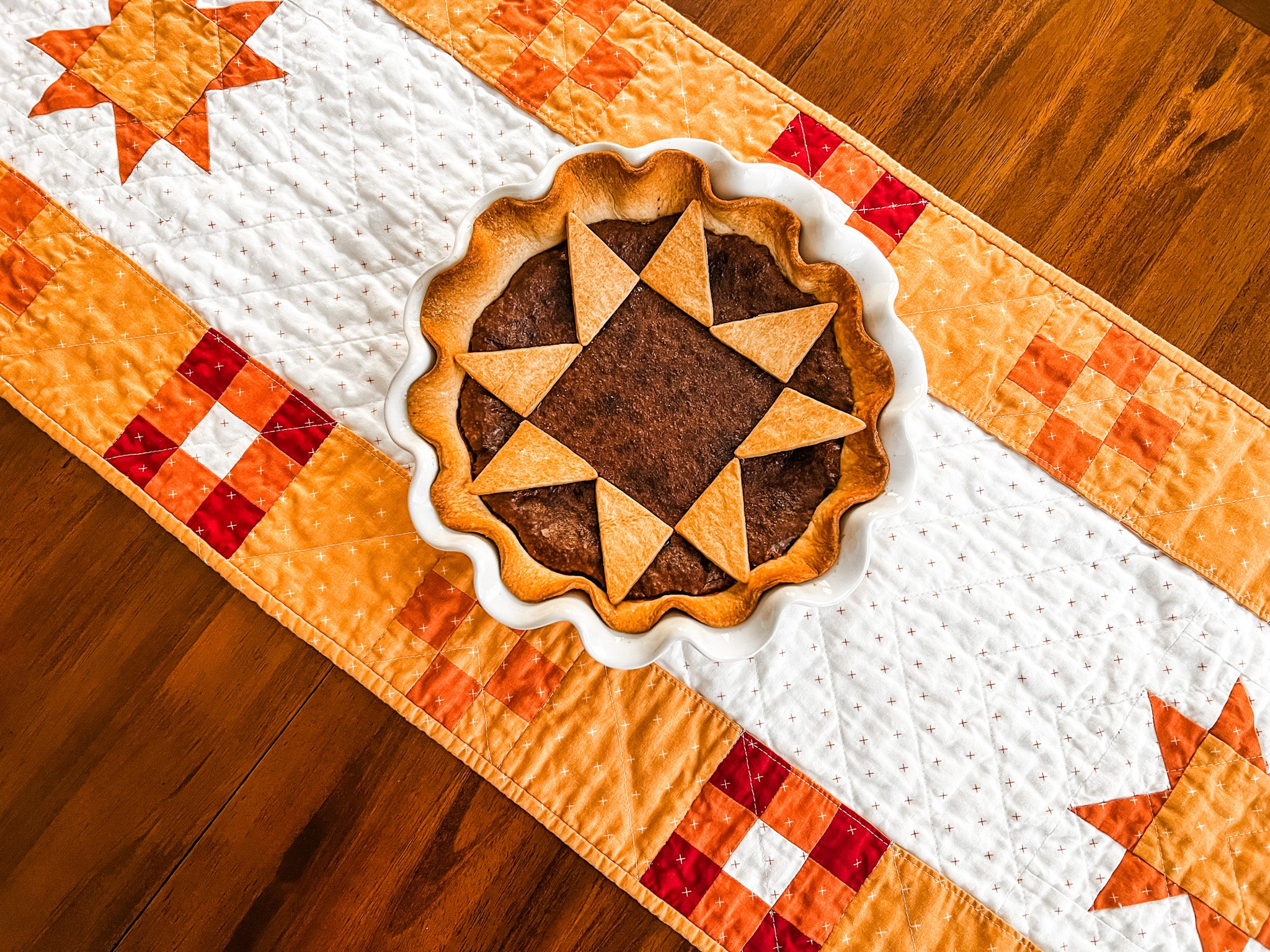 quilted pie on top of pockets full of blessings quilted table runner. thanksgiving table decor.