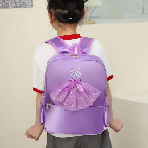 Bailado Encantador; Mochila Infantil; Doce Balé; Estilo Bailarina; Conforto Cotidiano; Tema de Balé; Praticidade Impermeável; Elegância Diária; Pequenas Bailarinas; Desfile de Estilo; Sonhe e Dance; Encanto Infantil; Acessório Encantador; Elegância Única; Praticidade com Magia; Rotina com Estilo; Mochila Temática; Conforto e Charme; Explore a Magia; Bailarinas Encantadas; Descubra Agora