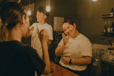 スタッフから手話を教えてもらっている様子