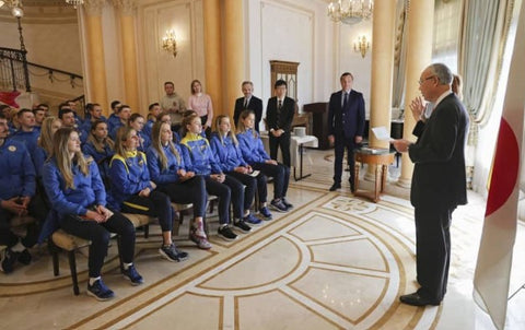 9日、ウクライナ・キーウの日本大使公邸で開かれた壮行会に出席した選手ら。右端はあいさつする松田邦紀大使の写真