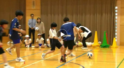 鹿児島聾学校の子どもたち36人がサッカーをする写真