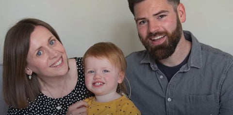 遺伝子治療で聴力を回復した英国の赤ちゃんと両親の写真