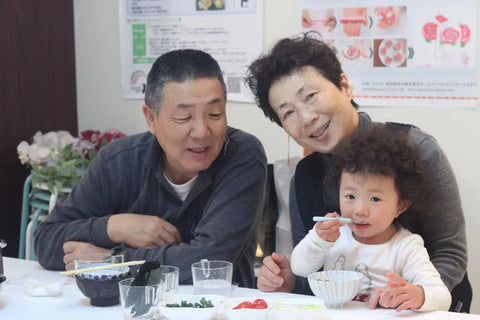 大好きなおばあちゃんとおじいちゃんと一緒にご飯を食べる明凛ちゃんの写真